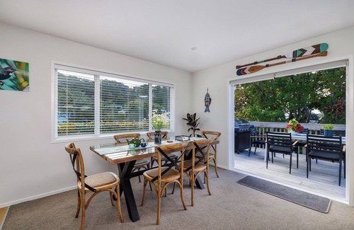 Paihia Casa | Tui Beach House - Centrally located, 3 min walk to beach, bright house Paihia.