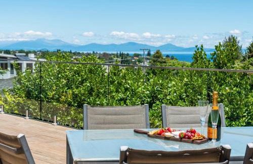 Waipahihi Casa | Tui Lookout - Spa Pool & Lake Views