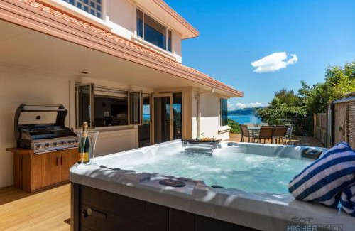 Waipahihi Casa | Tui Lookout - Spa Pool & Lake Views