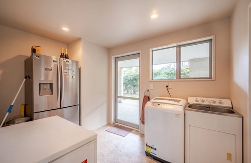 Duvauchelle Casa | Tui's Retreat - Duvauchelle Holiday Home