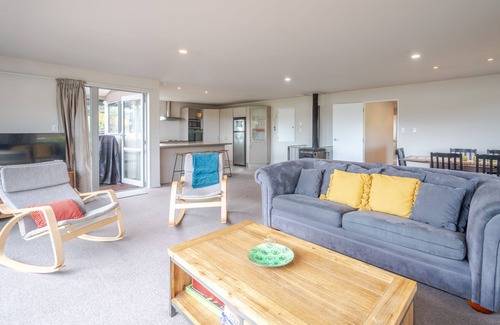 Duvauchelle Casa | Tui's Retreat - Duvauchelle Holiday Home