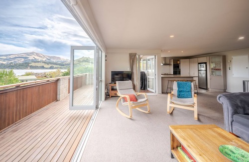 Duvauchelle Casa | Tui's Retreat - Duvauchelle Holiday Home