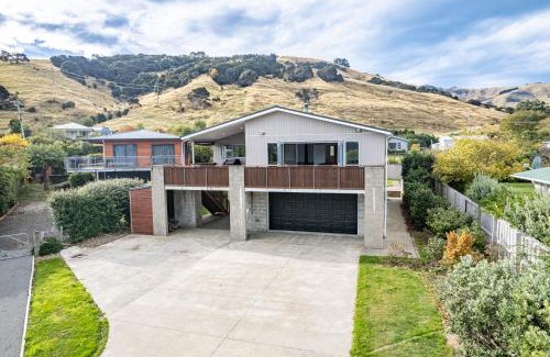 Duvauchelle Casa | Tui's Retreat - Duvauchelle Holiday Home