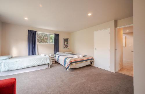 Duvauchelle Casa | Tui's Retreat - Duvauchelle Holiday Home