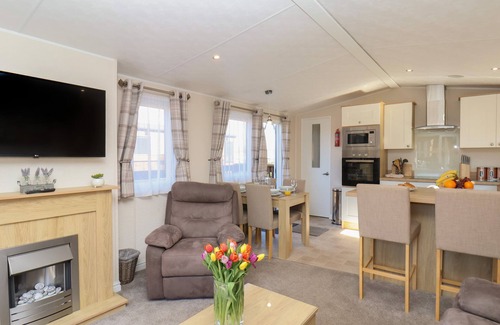 Runswick Bay Cabaña | TULIP LODGE, pet friendly, country holiday cottage in Staithes