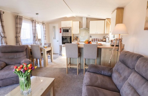 Runswick Bay Cabaña | TULIP LODGE, pet friendly, country holiday cottage in Staithes