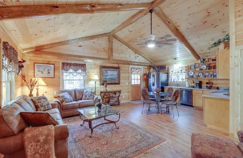 Tumbling Shoals Casa | Tumbling Shoals Cabin with Fire Pit 1 Mi to Lake