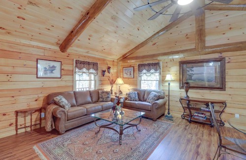 Tumbling Shoals Casa | Tumbling Shoals Cabin with Fire Pit 1 Mi to Lake