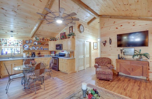 Tumbling Shoals Cabina | Tumbling Shoals Cabin w/ Fire Pit: 1 Mi to Lake