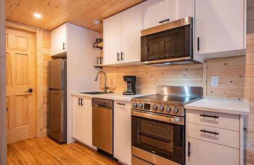 Revelstoke Hotel | Tundra Lodge - Alpha Mountain Lodging + Sauna