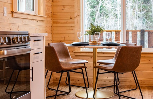 Revelstoke Hotel | Tundra Lodge - Alpha Mountain Lodging + Sauna
