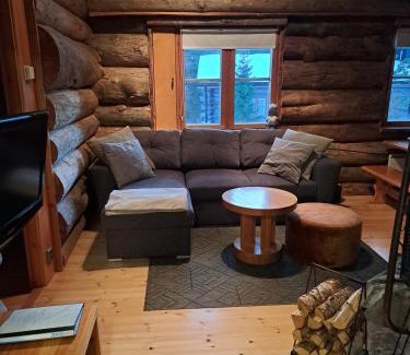 Rukatunturi Chalet De Esquí | Tunnelmallinen kelohonkamökki (paritalon puolikas) Rukalla