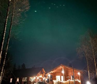 Kuusamo Chalet De Esquí | Tuovilan Lomamökki - Hot Tub - Lakeside log cabin