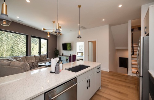 Wilmington Casa | Turf ROOFTOP + Sleeps Up to 16 If Renting Multiple Units! Unit B