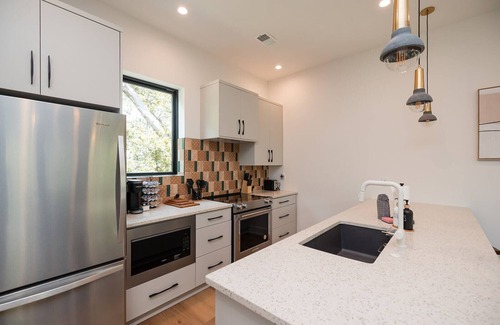 Wilmington Casa | Turf ROOFTOP + Sleeps Up to 16 If Renting Multiple Units! Unit B