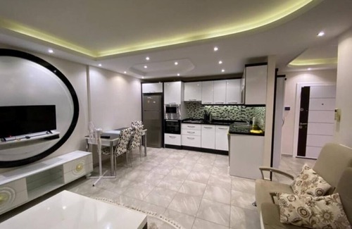 Alanya Apartamento | Turkish apartment, good location & close to sea/shops.