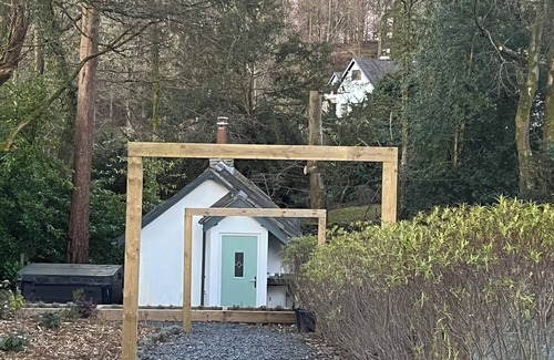 Windermere Cabaña | Turn up. Switch off Surrounded by trees with stream nearby, perfect escape for 2