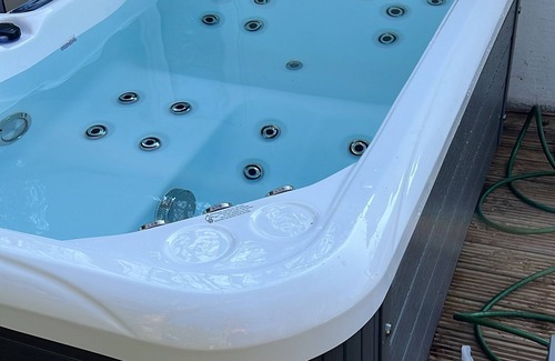 Windermere Cabaña | Turn up. Switch off Surrounded by trees with stream nearby, perfect escape for 2