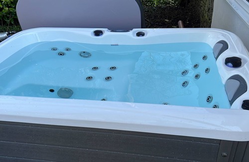 Windermere Cabaña | Turn up. Switch off Surrounded by trees with stream nearby, perfect escape for 2