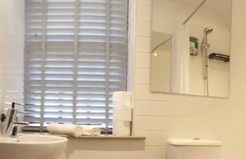 Burnley Cabaña | TURNER - En-suite Room in Canalside Guesthouse