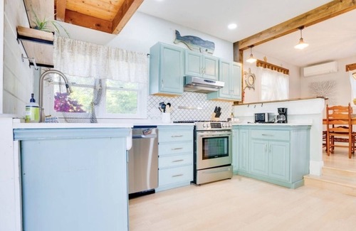 Hampton Casa | Turquoise Cottage - Indoor Pool,Hot Tub,Bring Your Pup,Short Walk to North Beach