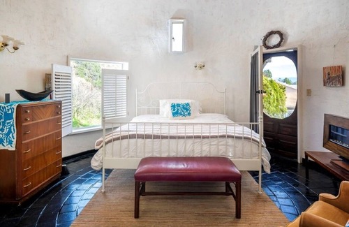 Val Verde Apartamento | Turret - Charming Private Steeple Room / Separate entrance