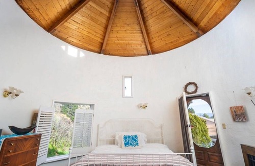 Val Verde Apartamento | Turret - Charming Private Steeple Room / Separate entrance