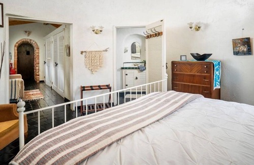 Val Verde Apartamento | Turret - Charming Private Steeple Room / Separate entrance