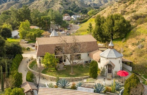Val Verde Apartamento | Turret - Charming Private Steeple Room / Separate entrance