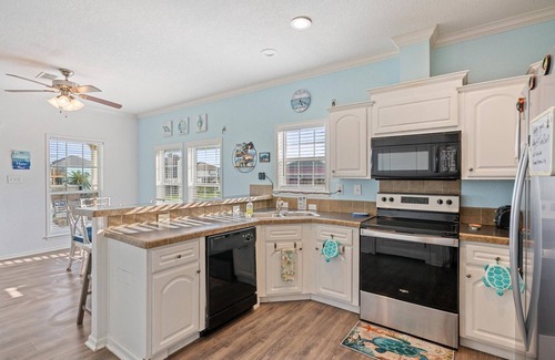 Crystal Beach Casa | TurtleShell - Hot Tub- Walk to Crystal Beach- Cargo Lift!