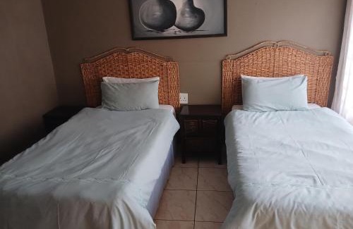 Emalahleni Casa | Tushiya guest lodge witbank