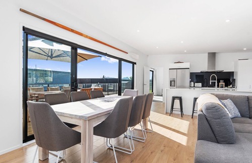 Ruakaka Casa | Tuturu Bliss - Ruakākā Holiday Home