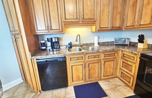 Houston County Casa | Tv in all Rooms| King Suite|Workspace| Near RAFB