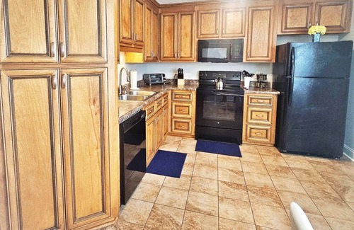 Houston County Casa | Tv in all Rooms| King Suite|Workspace| Near RAFB