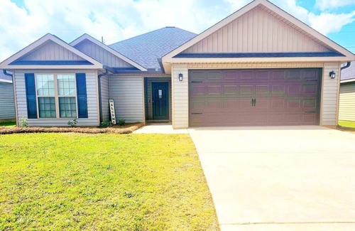Houston County Casa | Tv in all Rooms| King Suite|Workspace| Near RAFB