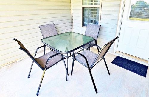 Houston County Casa | Tv in all Rooms| King Suite|Workspace| Near RAFB