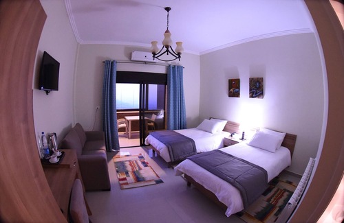 Miziara Hotel | Habitación con 2 camas individuales, vistas impresionantes a la costa y balcón