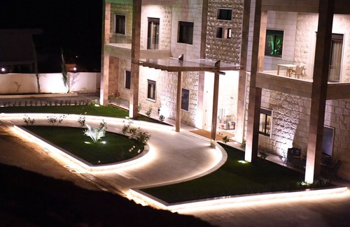 Miziara Hotel | Habitación con 2 camas individuales, vistas impresionantes a la costa y balcón