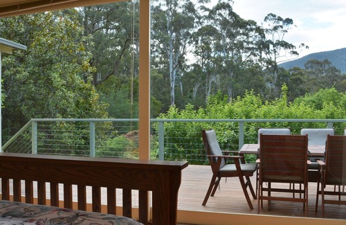 Warburton Casa | Twin Creek Cottage- un retiro de bosque aislado.