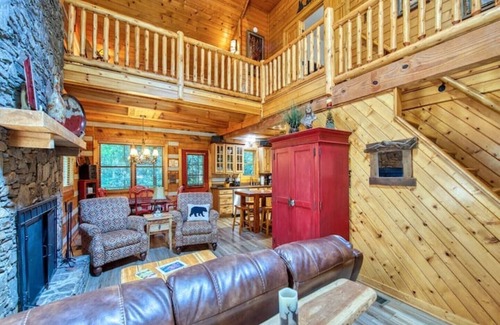 Maggie Valley Cabina | Twin Creeks Refuge, a log cabin, Pet friendly