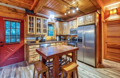 Maggie Valley Cabina | Twin Creeks Refuge, a log cabin, Pet friendly