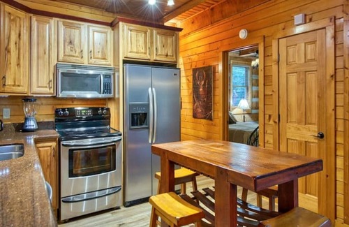 Maggie Valley Cabina | Twin Creeks Refuge, a log cabin, Pet friendly