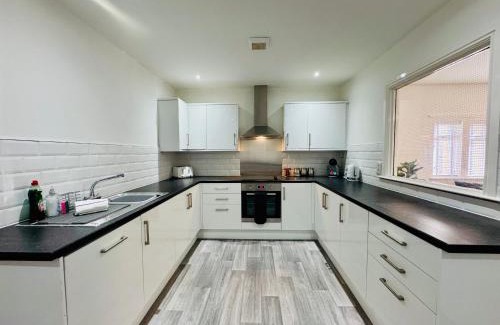 Woolsington Apartamento | Twin Farms Apartment, Super location, with parking