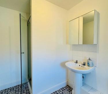 Woolsington Apartamento | Twin Farms Apartment, Super location, with parking