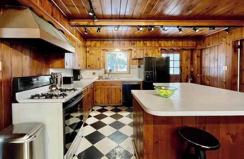 White Mills Casa | Twin Oaks Near Lake Wallenpaupack | Historic Home