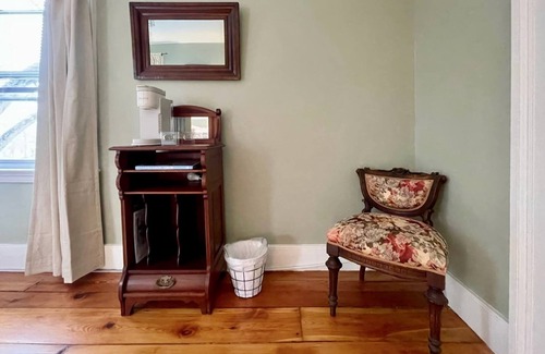 White Mills Casa | Twin Oaks Near Lake Wallenpaupack | Historic Home
