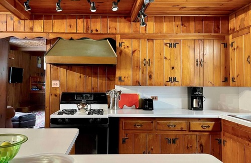 White Mills Casa | Twin Oaks Near Lake Wallenpaupack | Historic Home