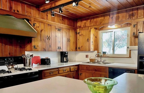 White Mills Casa | Twin Oaks Near Lake Wallenpaupack | Historic Home