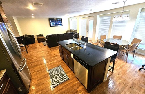 Azle Casa | "Twin Pines" - Lakefront House w / Boat House, kayaks y columpios sobre el agua