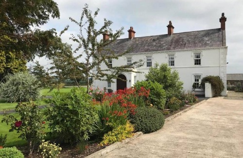 Craigavon Cabaña | Twin Room Ensuite Near Hillsborough Palaces